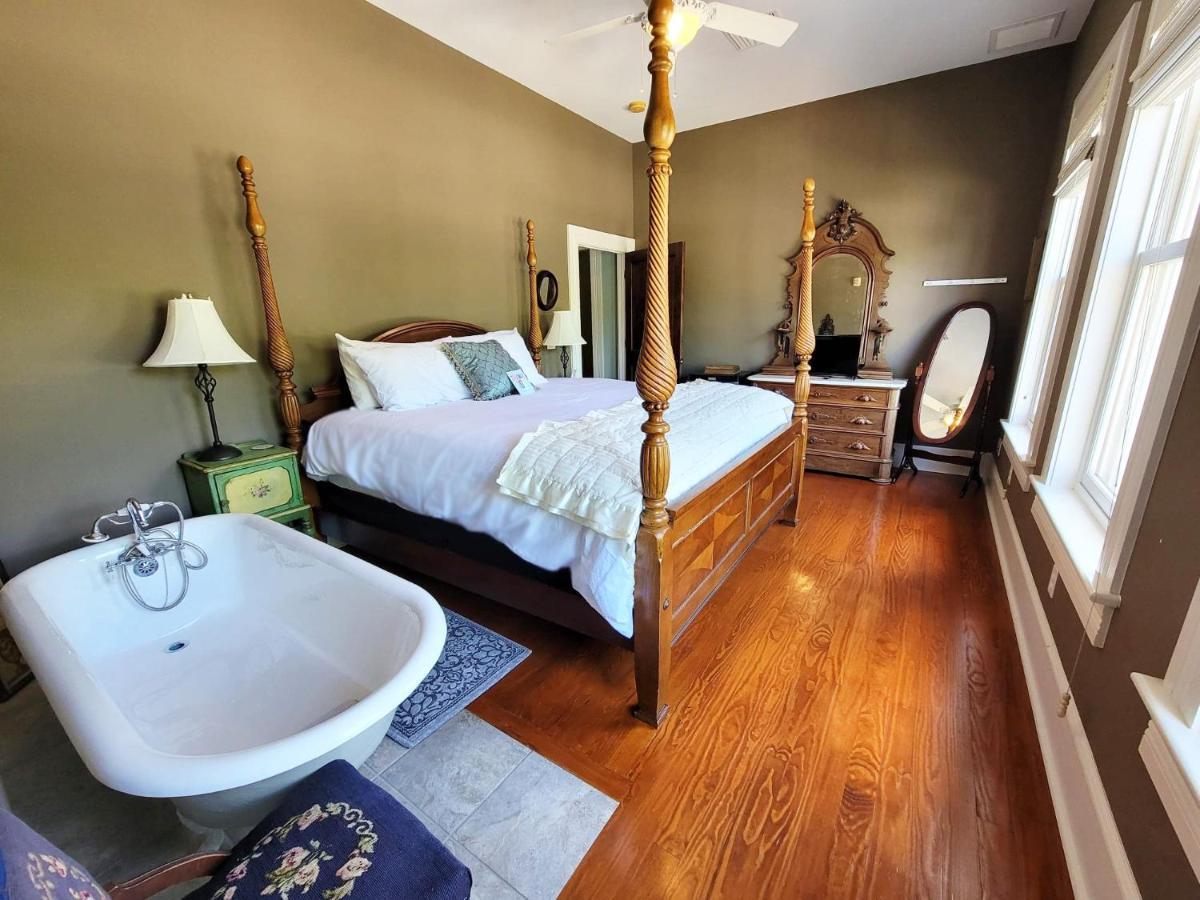 Camellia Rose Inn- King Room Southern Charm Γκέινσβιλ Εξωτερικό φωτογραφία